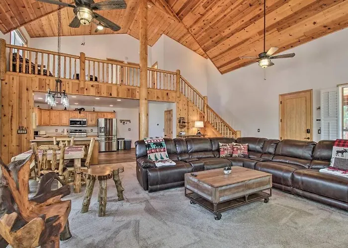 Pinecone Cabin - Modern Comforts With Rustic Charm
