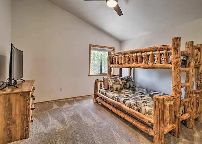 Holiday home Pinecone Cabin - Modern Comforts With Rustic Charm *