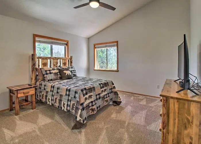 Holiday home Pinecone Cabin - Modern Comforts With Rustic Charm *